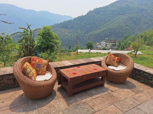 Private Hillside Retreat near Peace Pagoda. Views, terrace and garden office.