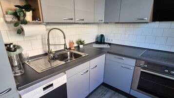 Kühlschrank, Mikrowelle, Ofen, Herdplatte