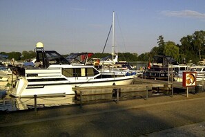 A marina with several boats docked, a clear sky, and a calm water body. - Holiday apartment with 1 bedroom (Röbel \/ Müritz)