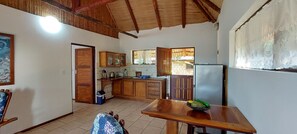 Full-sized fridge, microwave, oven, cookware/dishes/utensils - Bay View Lodge (Inhambane)