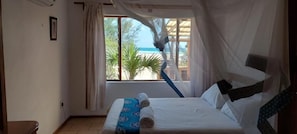 Chalet Deluxe, patio, vista a la playa | Caja de seguridad en la habitación y muebles diferentes 