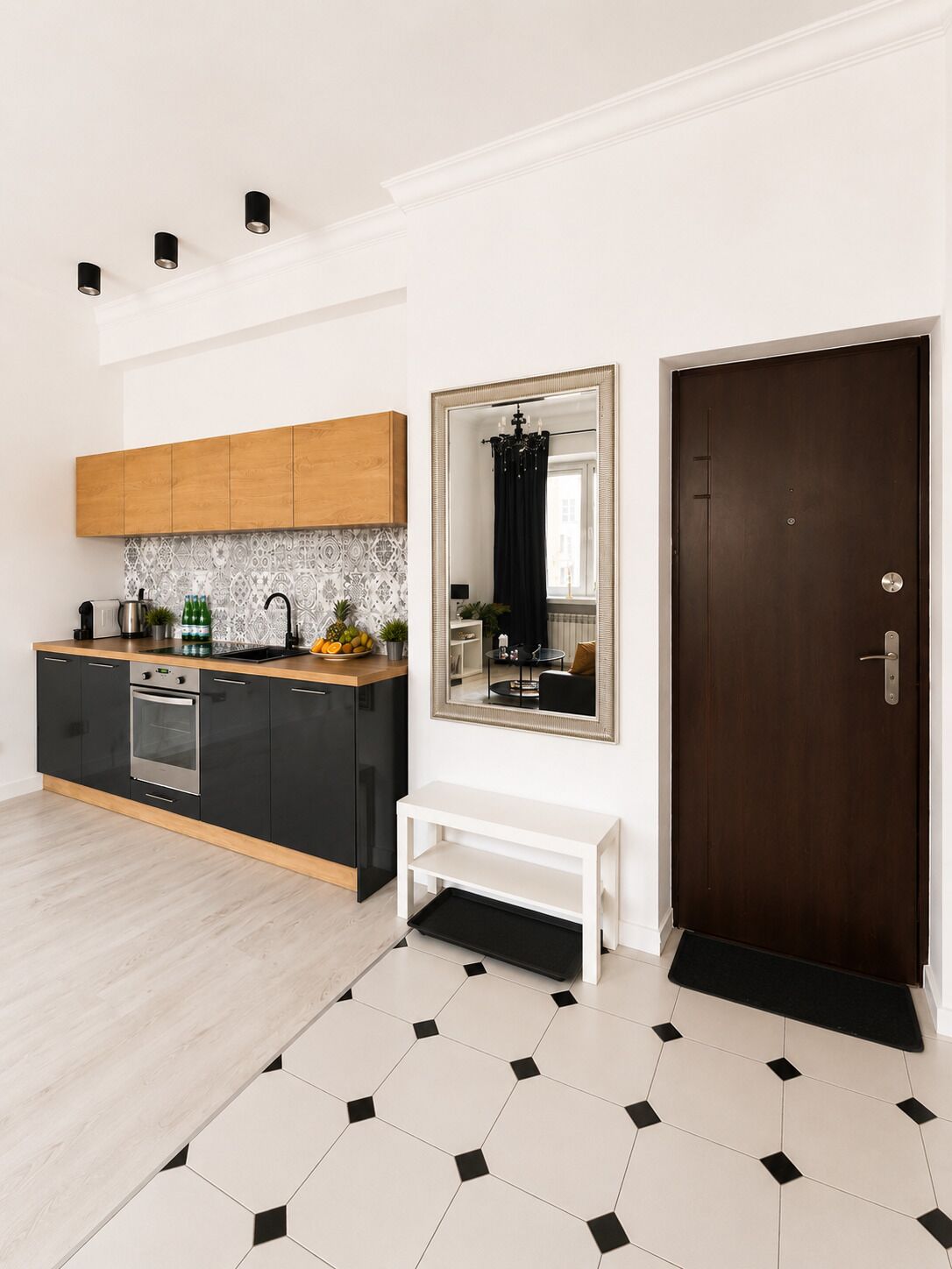 Klassiek appartement, airconditioning | Privékeuken | Een espressoapparaat, een waterkoker, een kinderstoel, een kookplaat