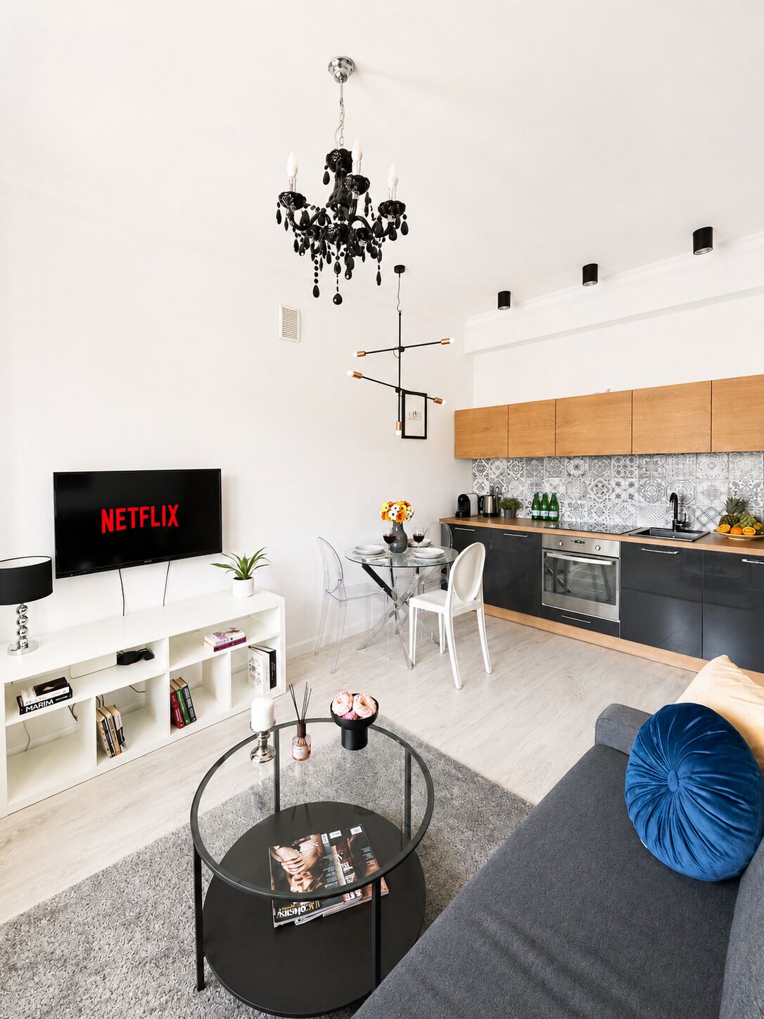 Classic Apartment, Air conditioning | Living area | 43-inch Smart TV with satellite channels