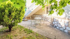 Outdoor dining - Charming 1BDR/2P flat with a garden (Marseille)