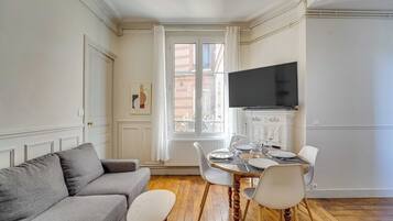 Smart TV, fireplace, stereo, offices
