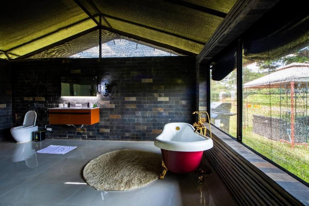 Deluxe Suite | Bathroom | Slippers