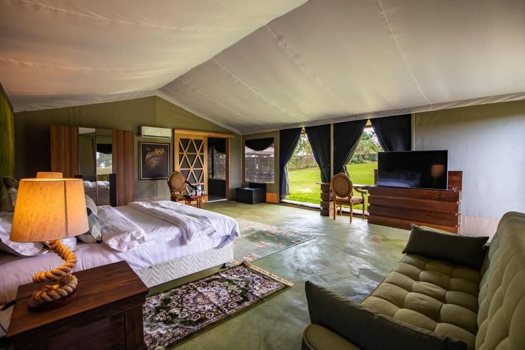 Suite – deluxe | Safe på rommet, blendingsgardiner og strykejern/-brett