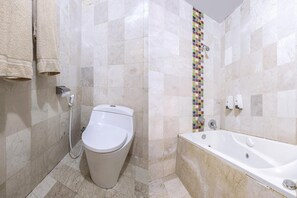 Een douche, een bidet, handdoeken