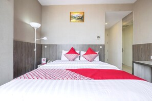 Een bureau, gratis wifi, beddengoed