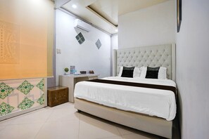 Escritorio, wifi gratis, ropa de cama