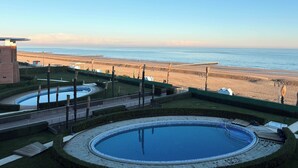 A pool area with a view of the beach and ocean. - Stylish Property With sea View (Jesolo)