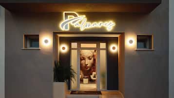 A building entrance with a sign reading 'Palmares.'