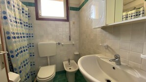 A bathroom with a toilet, bidet, and sink. - Holiday Flat for Families in Bibione (San Michele al Tagliamento)