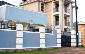 Exterior - 3-bedroom bungalow in gorgeous Entebbe with AC for relaxing stays
Near  a mall (Entebbe)