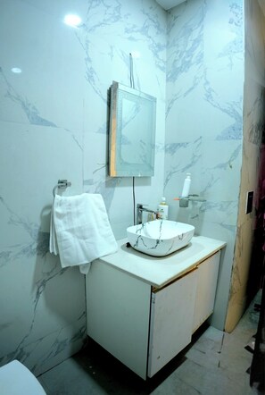 Articles de toilette gratuits, serviettes fournies, papier toilette