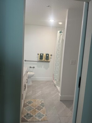 Doccia, asciugacapelli, asciugamani, sapone