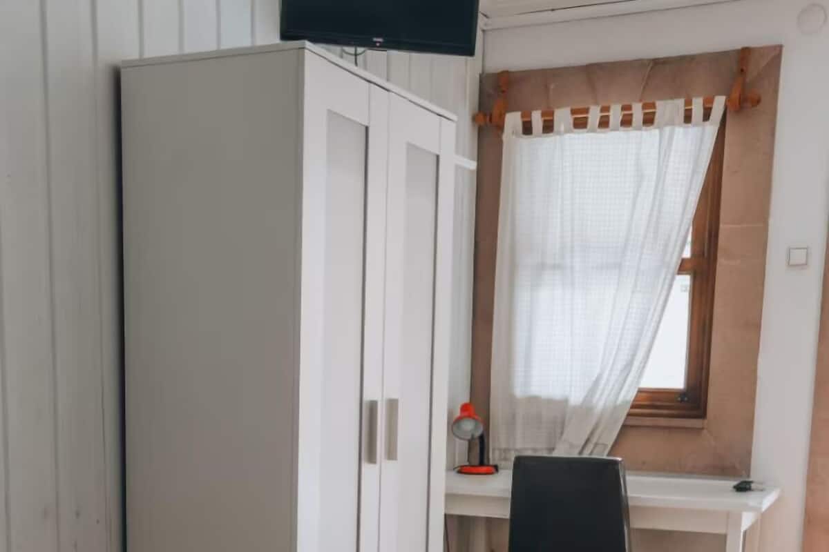Phòng đôi tiện nghi đơn giản, quang cảnh hồ bơi | Bộ đồ giường cao cấp, bàn, khu vực làm việc phù hợp cho laptop
