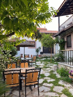 Outdoor dining - Akropolis Hotel  (Bergama)