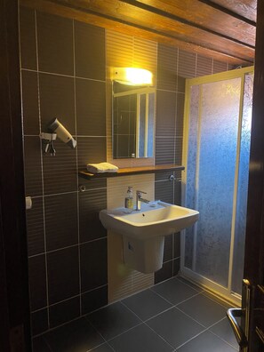 Familien-Suite, Balkon, Gartenblick | Badezimmer