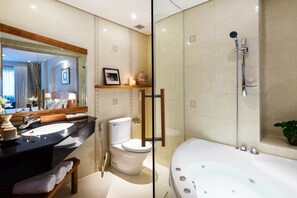Kamar Double Superior | Kamar mandi | Shower, pengering rambut, sandal, dan handuk