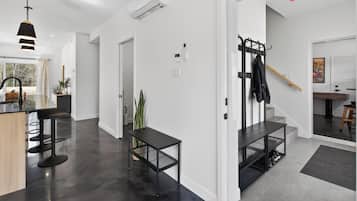 Un interno moderno con cucina, zona pranzo e una scala.