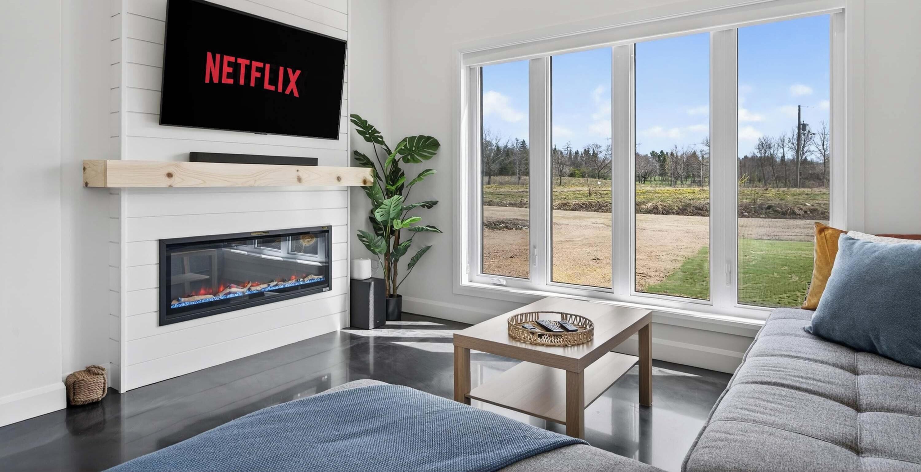 Una Smart TV, una chimenea, videojuegos, un futbolín
