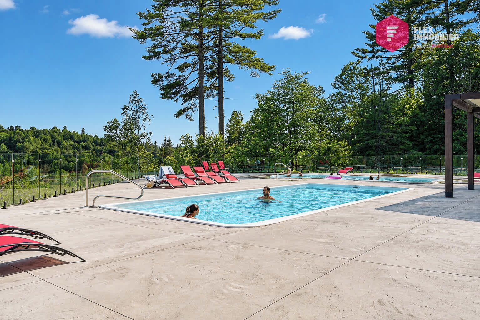 Una piscina al aire libre, una piscina climatizada
