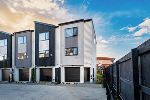 Exterior - Waipuna Wish | New 3-Bed Townhouse | Spacious Home (Mount Wellington)