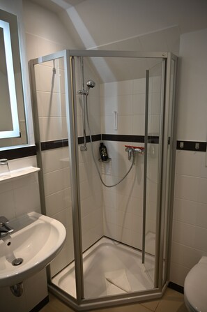 Shower, hair dryer, towels, soap - Hotel Sonnenfeld (Schnelldorf)