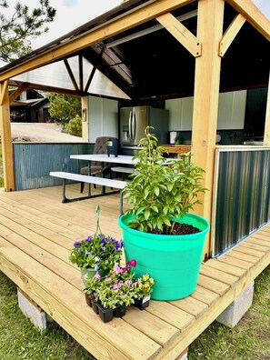 Outdoor dining - Tatanka 3 bedroom cabin in the pines at Dakota Dream B&B in Custer, SD (Custer)