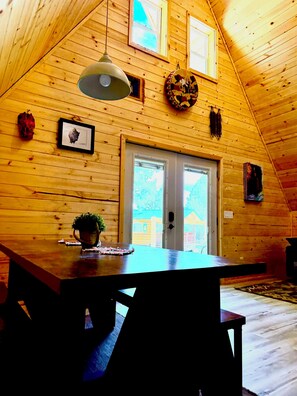 Dining - Tatanka 3 bedroom cabin in the pines at Dakota Dream B&B in Custer, SD (Custer)