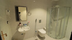 ห้องดับเบิล | ห้องน้ำ | ฝักบัว, ไดร์เป่าผม, ผ้าเช็ดตัว, สบู่