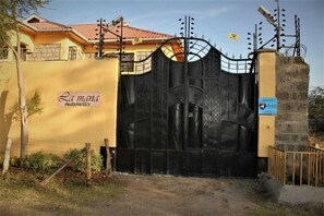Exterior - Spacious 6-bedroom townhome in enchanting Nairobi City (Nairobi)