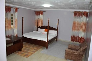 Iron/ironing board, WiFi, bed sheets - Spacious 6-bedroom townhome in enchanting Nairobi City (Nairobi)