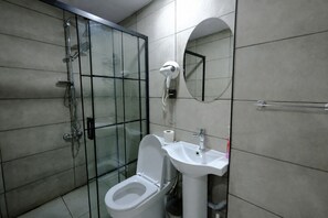 Comfort tweepersoonskamer, voor 1 persoon, uitzicht op stad | Badkamer | Gratis toiletartikelen, een haardroger, handdoeken, zeep