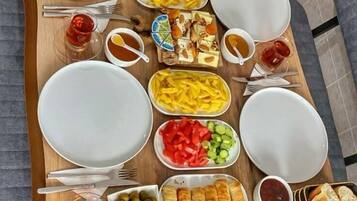 Desayuno con opciones de la cocina local todos los días (con cargo)