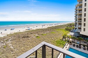 Ein Hotel direkt am Strand mit Pool, Zugang zum Strand und Meerblick.