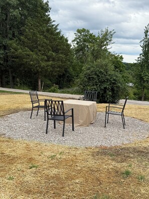 Outdoor dining - Our Escape~ 4 bedrooms ~ Lake Cumberland ~ Beaver Creek Marina ~ Boating Fishing (Monticello)