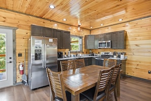 Coffee/tea maker, fridge, microwave, oven - Moonlight Ridge | Near Pigeon Forge and Gatlinburg (Sevierville)