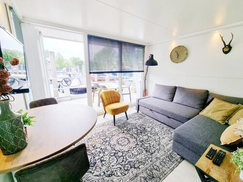 Houseboat Escape With Roof Terrace