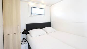 2 kamar tidur dan dilengkapi dengan perabotan berbeda-beda