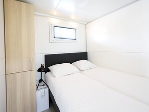 2 bedrooms, individually furnished - Houseboat Escape With Roof Terrace (Amsterdam)