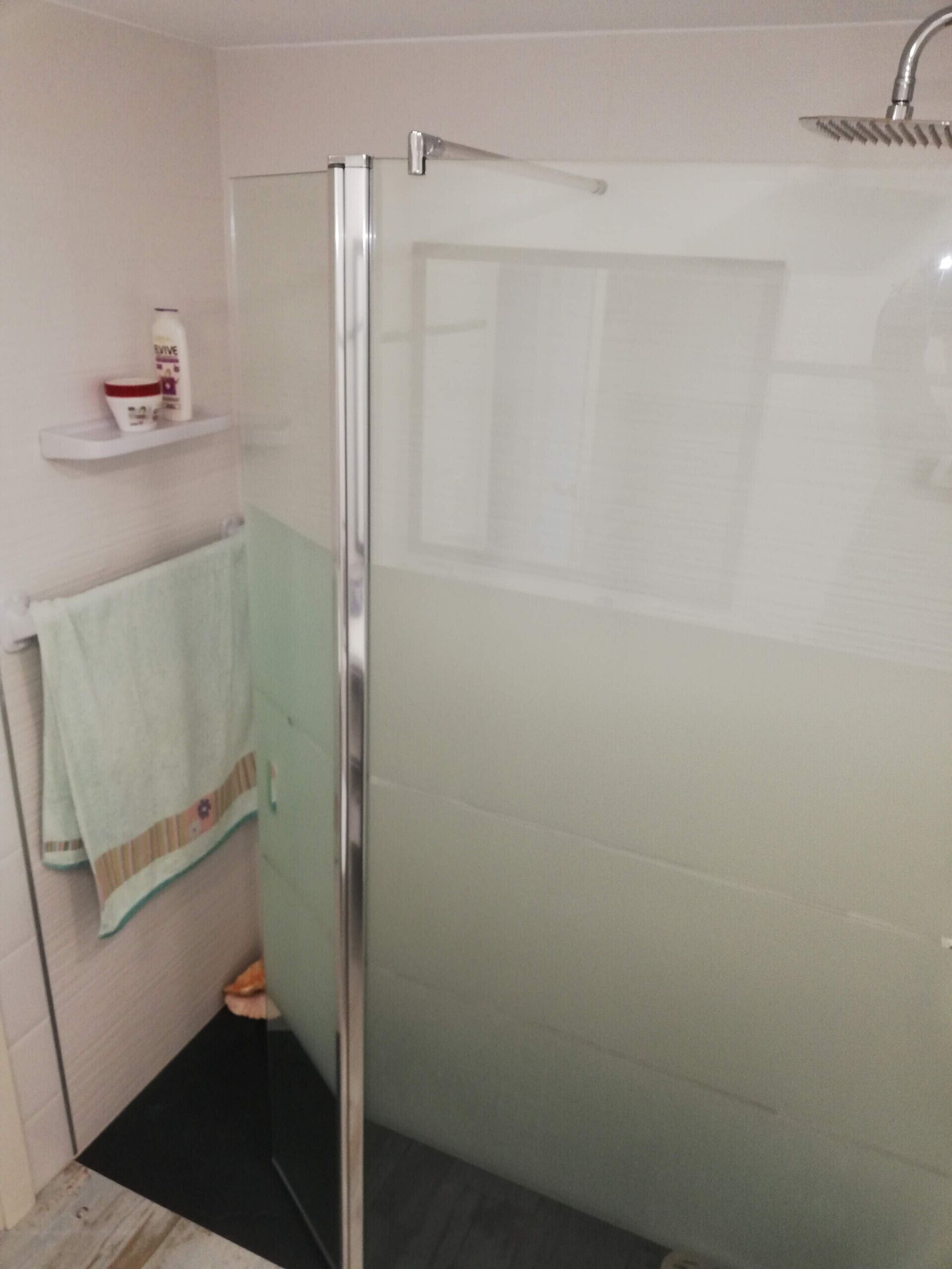 Een douche, handdoeken