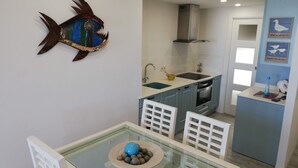 Une cuisine moderne équipée d’un évier, d’une cuisinière et de placards.