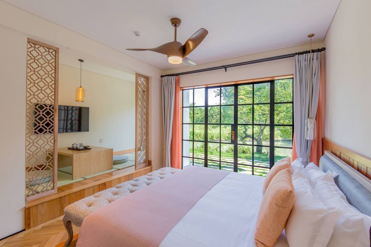 Basic Double Room, Lake View | Desk, laptop workspace, blackout drapes, free WiFi
