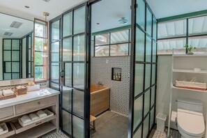 Eenvoudige tweepersoonskamer, uitzicht op meer | Badkamer | Een douche, gratis toiletartikelen, een haardroger, pantoffels