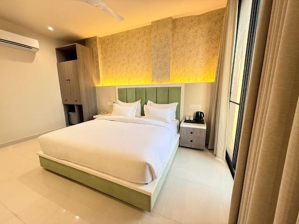 Ein Hotelzimmer mit Bett, Nachttisch und Klimaanlage.