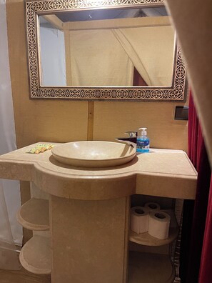 Kamar Double Deluks, pemandangan gurun | Kamar mandi