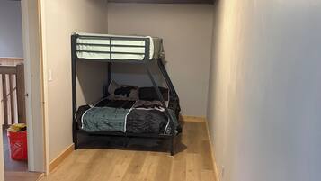 4 bedrooms, WiFi, bed sheets