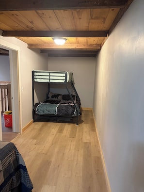 4 bedrooms, WiFi, bed sheets